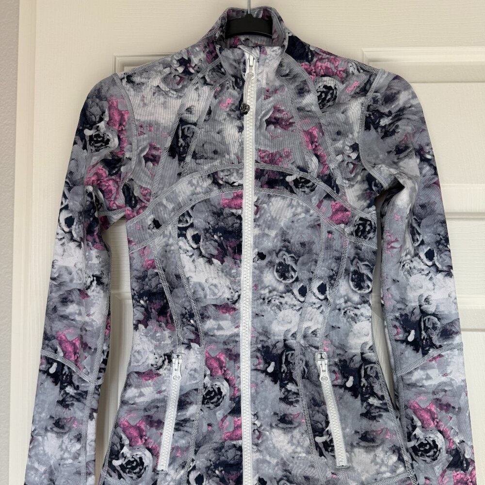 *PRE-OWNED* lululemon Women's Size 2 Define Jacket